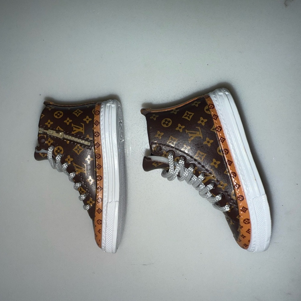 New Labubu LV High-Top Sneakers for your Labubu - Picture 5 of 8